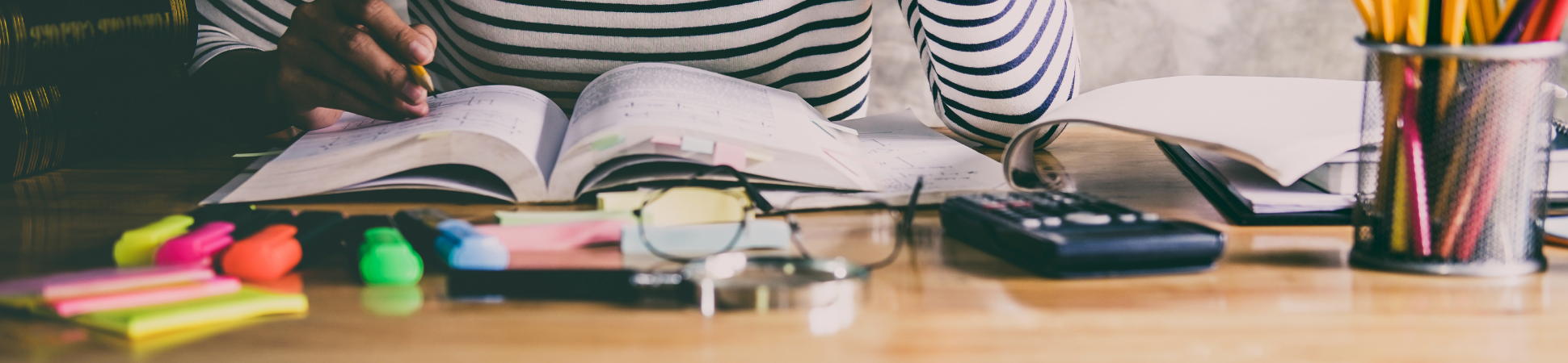 Femme étudie avec cahier et stylos