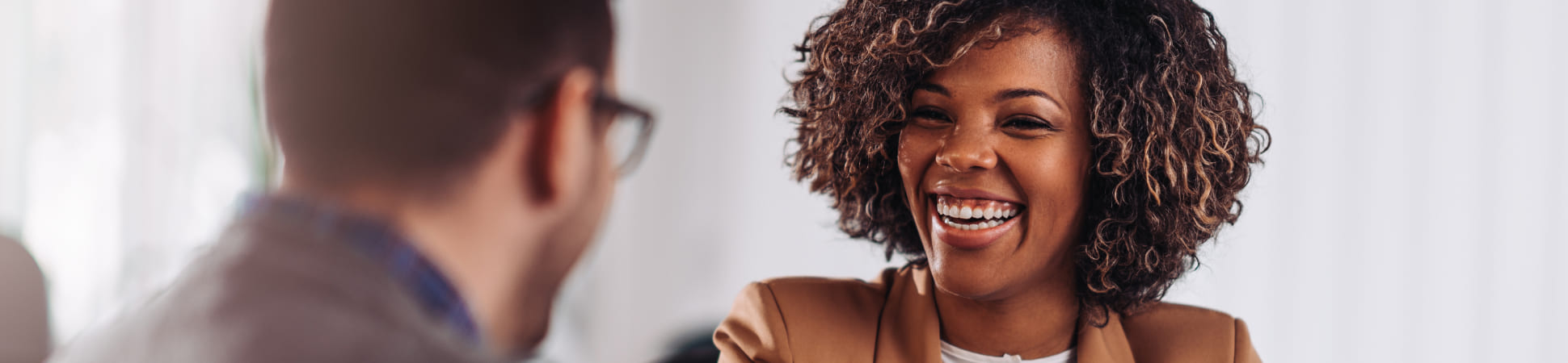 Discussion entre un homme et une femme au travail