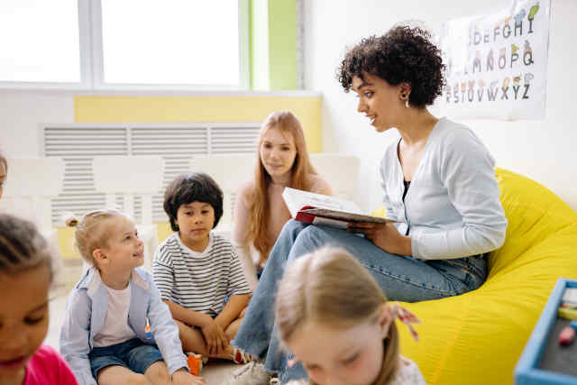 Reconversion professionnelle : Assistante maternelle ou Atsem, quelles  différences