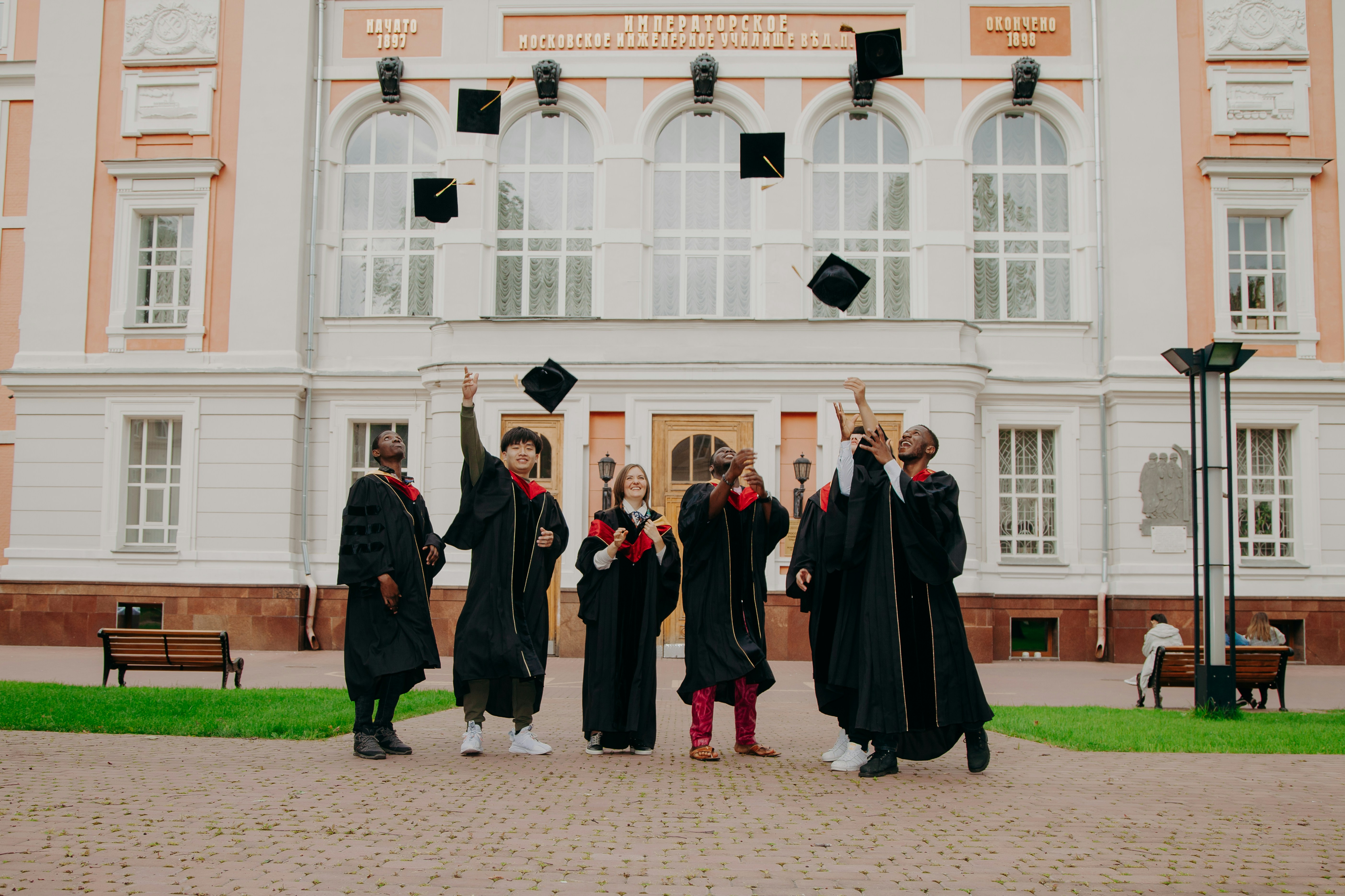 Cette image représente des étudiants fêtant leur diplomation