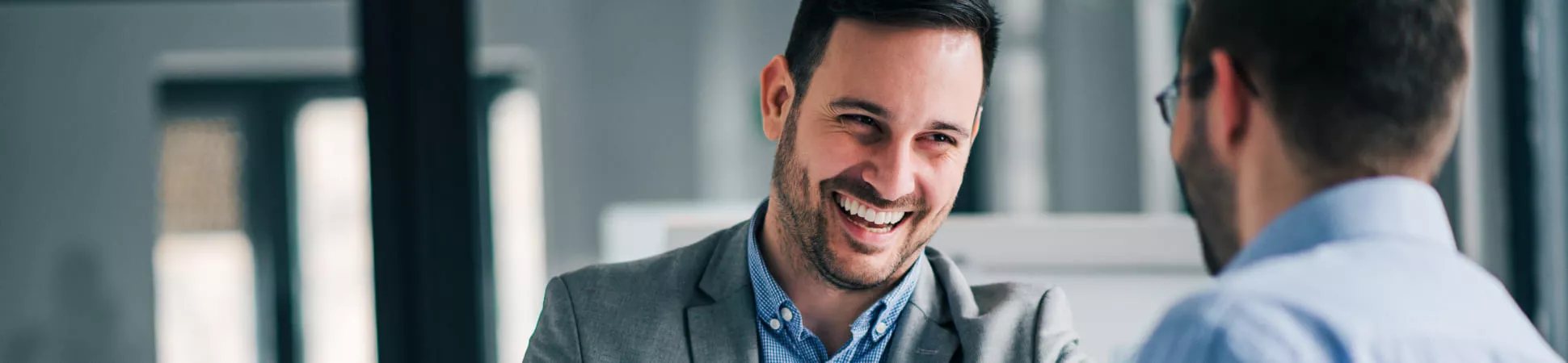 Poignée de main de jeune manager joyeux avec un nouvel employé