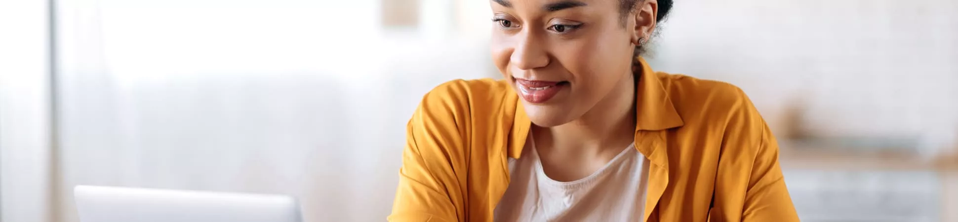 Etudiante étudie formation sur son ordinateur portable